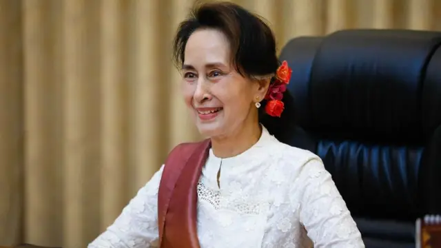မြန်မာနိုင်ငံခြားရေးဝန်ကြီးဌာနက ဝန်ထမ်းတွေဟာလည်း နေ့ညအချိန်မတူတဲ့နိုင်ငံတွေနဲ့ ချိတ်ဆက်ဆောင်ရွက်ရာမှာ မညည်းမညူတာဝန်ထမ်းဆောင်လို့ ကျေးဇူးတင်တယ်လို့ ဆိုပါတယ်။