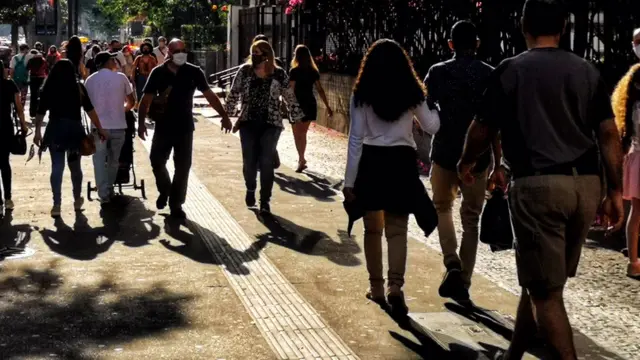 Pessoas andando na av Paulista