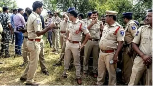 ఎన్కౌంటర్ స్థలం వద్ద పోలీసులు