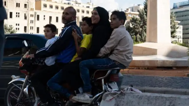 Uma família de cinco pessoas viajando de motocicleta para Trípoli, no norte do Líbano, de uma vila no sul