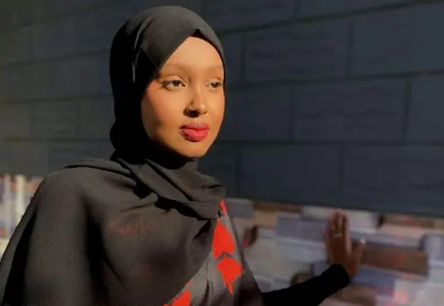 Ruqiya Buulle, oo ah wariye ka tirsan telefishinka NTV ayuu wasiirka raalligeliyay