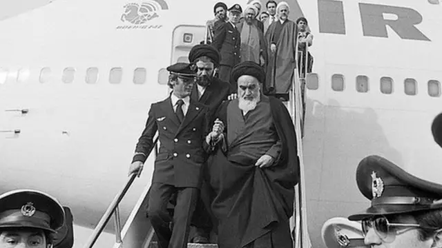 ১৫ বছর নির্বাসনে থাকার পর দেশে ফিরছেন আয়াতোল্লাহ খোমেনি