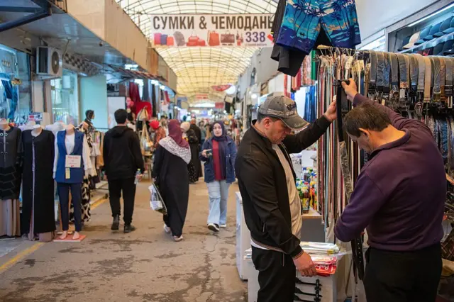 Ўзбекистон пойтахти Тошкентдаги "Чорсу" бозорида савдо-сотиқ.