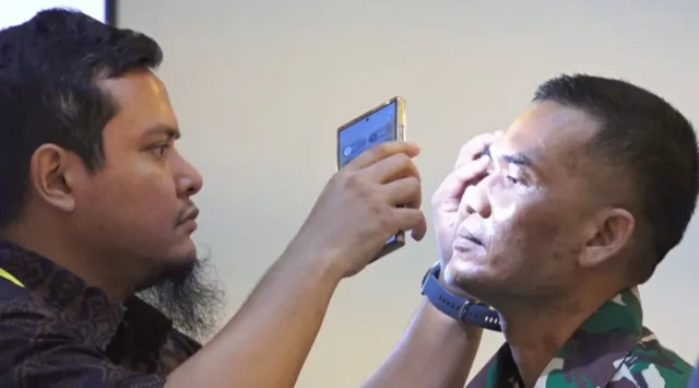 Saksi ahli, dokter spesialis mata, Faraby Martha diminta majelis hakim memeriksa mata terdakwa Penyiram air keras, sidang militer, Rabu (20/05).