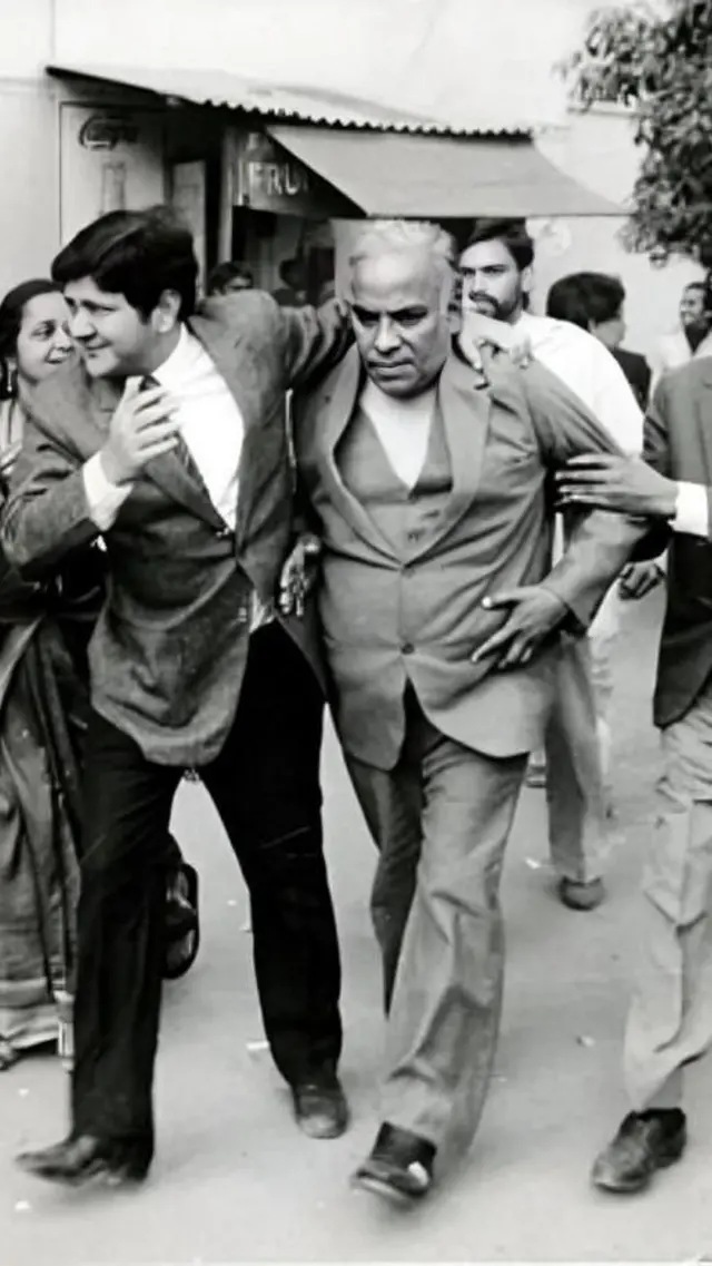 ਕੁਮਾਰ ਨਾਰਾਇਣਨ ਨੂੰ ਲੈ ਕੇ ਜਾਂਦੇ ਹੋਏ ਆਈਬੀ ਦੇ ਅਧਿਕਾਰੀ