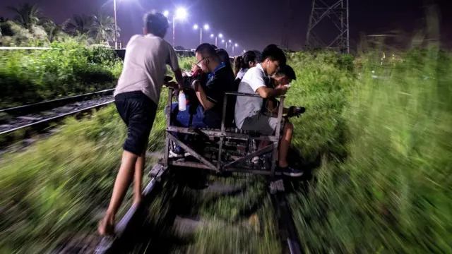 รถเข็นบนรางรถไฟ บรรทุกผู้โดยสาร 8 คนต่อคัน