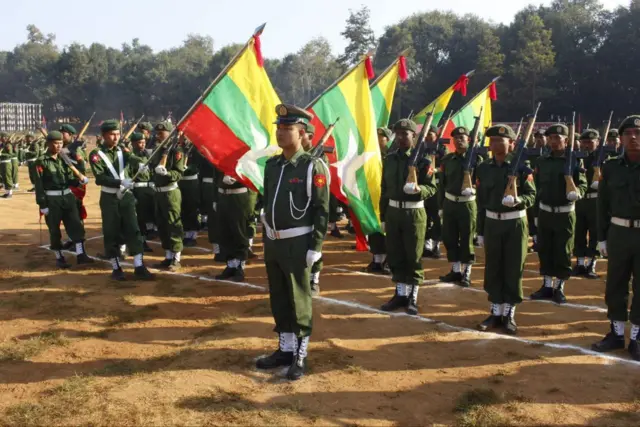စစ်မှုထမ်းဆင်း စစ်ကောင်စီတပ်ဖွဲ့ဝင်တွေ