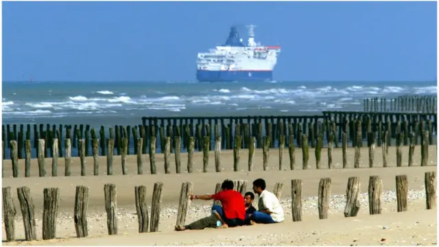 Bloqués à une trentaine de kilomètres de l'Angleterre par une frontière verrouillée, de plus en plus de migrants tentent de traverser la Manche dans des embarcations de fortune