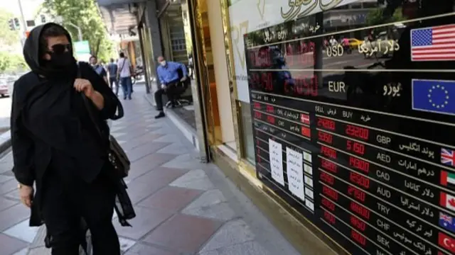 دولت ایران تحریمها و سخت شدن مراودات بانکی و همچنین شیوع کرونا را از عمده دلایل جهش اخیر نرخ ارز در ایران عنوان کرده