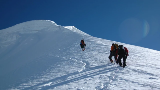 लाबुचेतर्फ उक्लँदै।