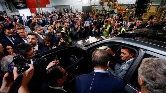Премьер-министр Испании Педро Санчес в машине Chery на открытии завода китайского автопроизводителя в Барселоне 19 апреля 2024 года