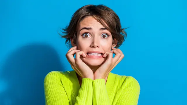 Mujer atemorizada