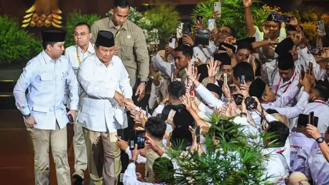 Presiden Prabowo Subianto (ketiga kiri) didampingi Ketua Harian DPP Partai Gerindra Sufmi Dasco Ahmad (kedua kiri) menyapa kader Gerindra saat menghadiri perayaan HUT ke-17 