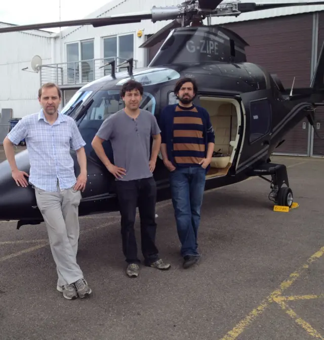 Julio Carrasco, Joaquín Prieto y Cristóbal Bianchi frente a un helicóptero