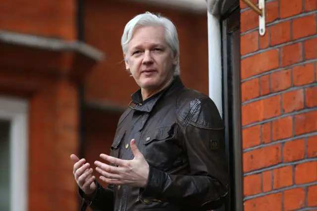 Assange en la embajada de Ecuador, donde estuvo viviendo 7 años.