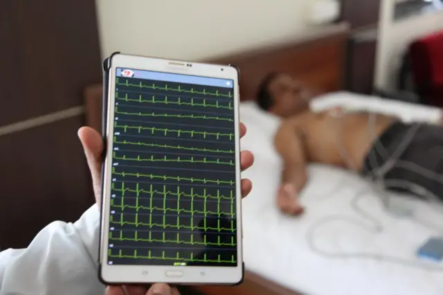 ভারতে তৈরি একটি ছোট, হাতে ধরা যায় এমন আকারের ইসিজি যন্ত্র