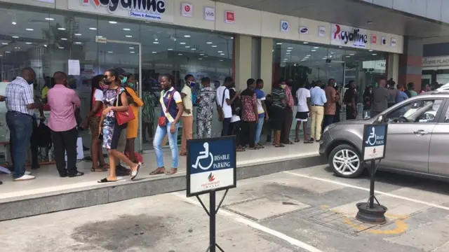 Pipo as dem dey try enta do shopping