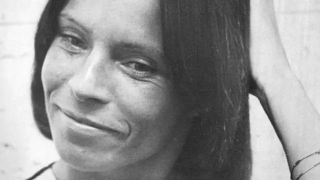 一張黑白特寫照片顯示基蒂·奧尼爾面帶微笑，視線偏離鏡頭（18/4/1977）