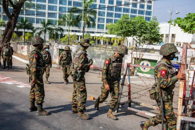 ရန်ကုန်မြို့က မြန်မာနိုင်ငံတော် ဗဟိုဘဏ်ကို အာဏာသိမ်းစမှာ စစ်ကောင်စီတပ်ဖွဲ့ဝင်တချို့ စောင့်ကြပ်နေတဲ့(ပုံဟောင်း)