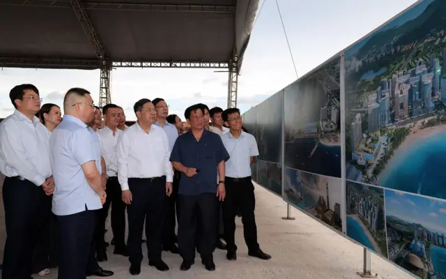 Ông Phạm Gia Túc nghe báo cáo về tiến độ dự án khách sạn lưu trú phục vụ Hội nghị APEC hôm 16/5