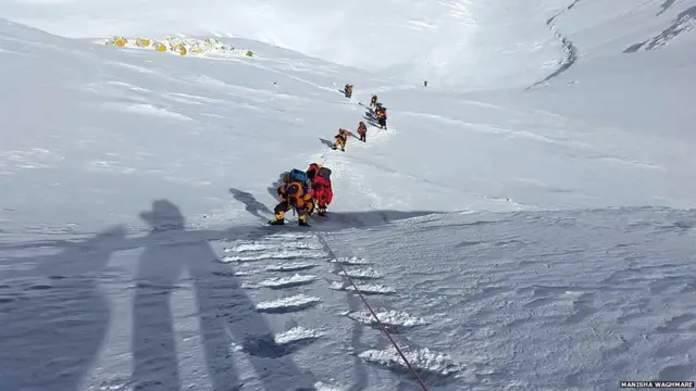 लोहोत्से भिंत पार करताना