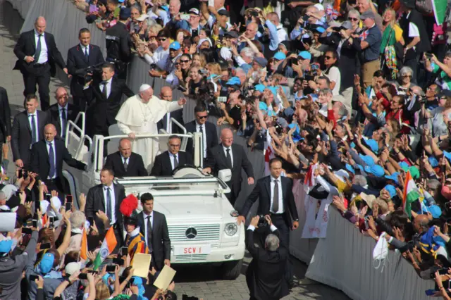 Francisco e o papamóvel: carro papal ficou famoso com João Paulo 2º