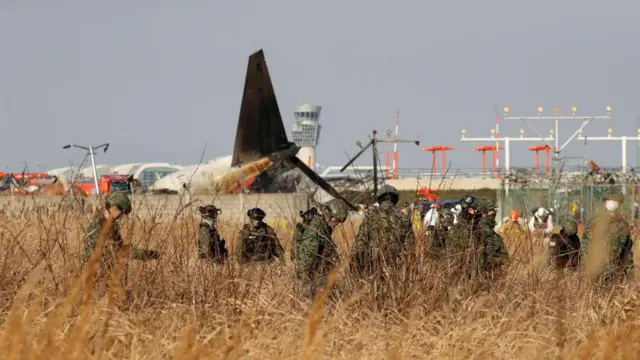 Военные в поле у аэропорта