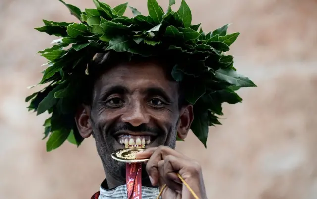 Katika siku hiyo hiyo nchini Italia, Muethiopia Tebalu Zawude Heyi alishinda mbio za Rome marathon. Waethiopian , walipata medali za fedha na shaba katika mbio za wanaume na wanawake. siku ya Jumapili.
