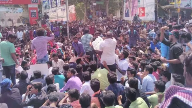 மதுரையில் நடந்த ஜல்லிக்கட்டு போராட்டத்தில் திரண்ட இளைஞர்கள் கூட்டம்