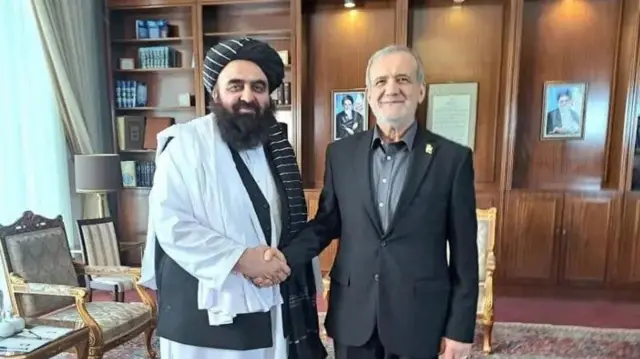 امیر خان متقي د روان کال په مې کې له مسعود پزشکیان سره لیدلي وو.