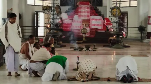 கோயிலுக்குள் செல்ல ராகுல் காந்திக்கு தடை