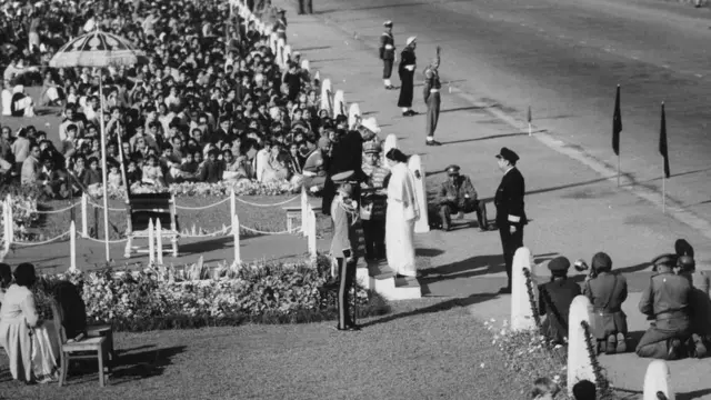 डॉ. राजेंद्र प्रसाद प्रजासत्ताक दिनाच्या कार्यक्रमात पुरस्कार प्रदान करताना