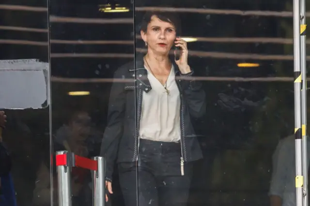 La ministra chilena hablando por teléfono.