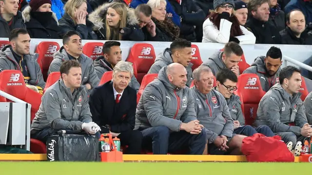 Banquillo de Arsenal en Anfield