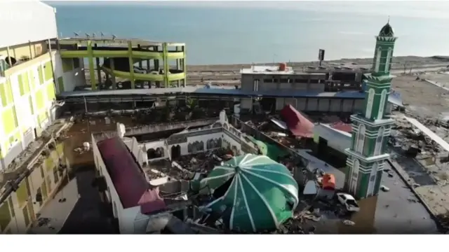 ኣብ ኢንዶኔዥያ ብሱማናሚን ምንቅጥቃጥ መሬትን ዝፈረሰ ቤክርስትያን