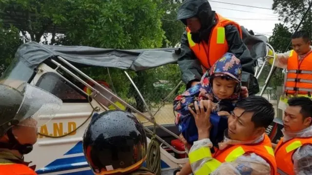 ကွမ်ချိပြည်နယ်က နေရာအတော်များများမှာ ရေကြီးမှုတွေနဲ့ ရင်ဆိုင်နေရ