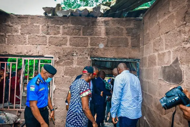 Foto of Prof Charles Soludo wen e visit Ukpor afta di attack of Nnewi South LGA