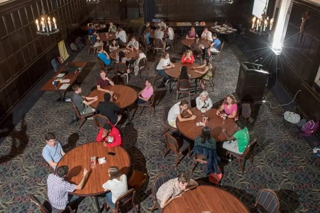 นักศึกษานั่งในห้อง