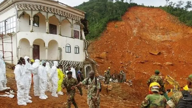 De fortes pluies continuent de s'abattre sur Freetown compliquant la tâche des secouristes.