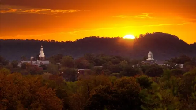 Campus de Berea College en un atardecer.