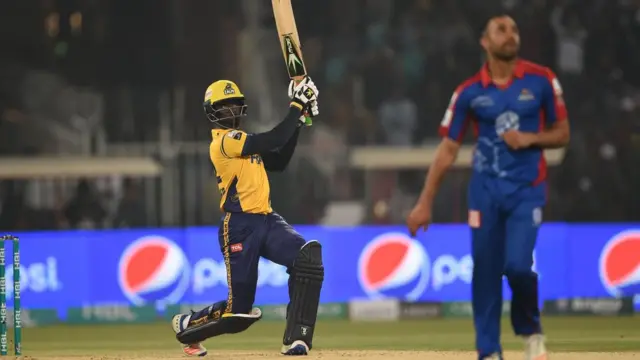 پشاور زلمی نے پہلے بیٹنگ کرتے پوئے مقررہ 16 اوورز میں 7 وکٹوں کے نقصان پر 170 رنز بنائے۔