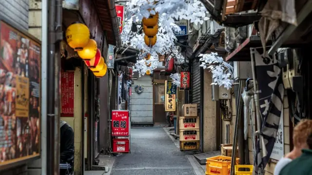 Переулки квартала йокочо в Токио: бары и закусочные в традиционном японском стиле