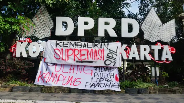 Demonstrasi tolak pengesahan RUU TNI di Solo, Jawa Tengah, Kamis (20/03).