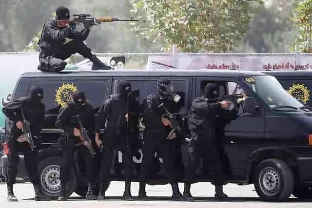 رزمایش نیروهای نوپو، فردی که روی سقف ماشین است تک‌تیرانداز دراگونوف در دست دارد