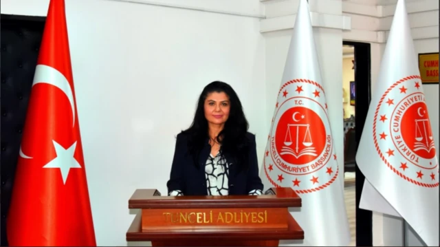 Ebru Cansu, 2024-2025 adli yılının başlangıcında Tunceli Adliyesi'nde konuşuyor. Bir yanında Türk bayrağı diğer yanında Tunceli Cumhuriyet Başsavcılığı'nun bayrağı var. 