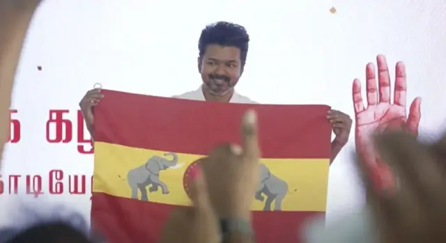 தமிழக வெற்றிக் கழகத்தின் கொடியை அறிமுகம் செய்தார் நடிகர் விஜய்