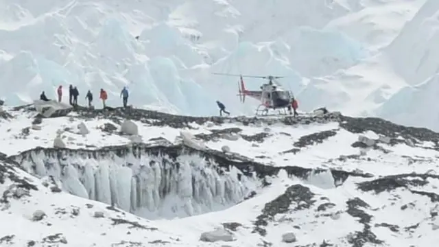 हिमाली क्षेत्रमा ढुवानी तथा उद्धारका लागि नेपालमा हेलिकप्टरको व्यापक प्रयोग हुनेगरेको छ
