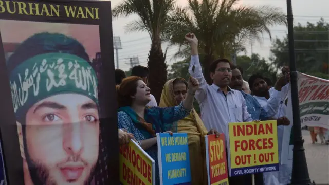 কাশ্মীরি জঙ্গি নেতা বুরহান ওয়ানিকে হত্যার প্রতিবাদে পাকিস্তানের লাহোর বিক্ষোভ (ফাইল ছবি)
