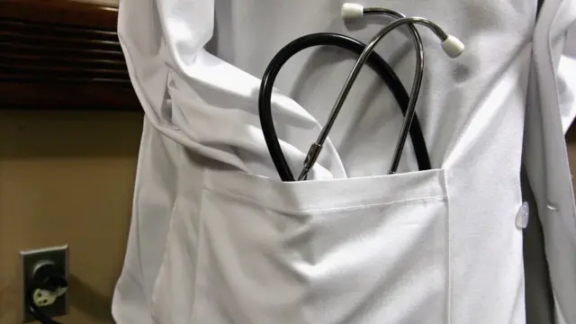 Г-н Раундер, робот, известный как InTouch Health's RP-6 for Remote Presence на подзарядке в медицинском центре университета Хакенсак, штат Нью-Джерси, 25 февраля 2005 года