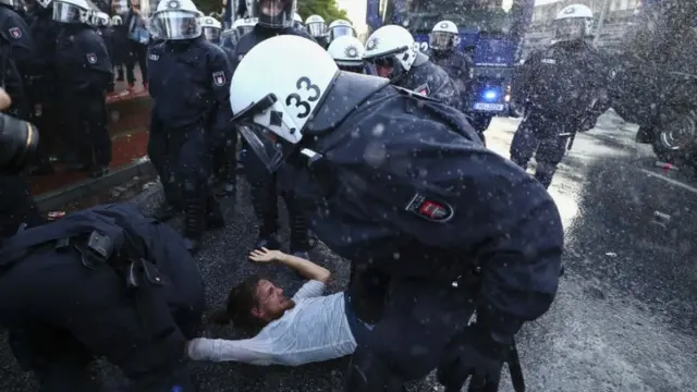 Joven manifestante siendo detenido por la policía.
